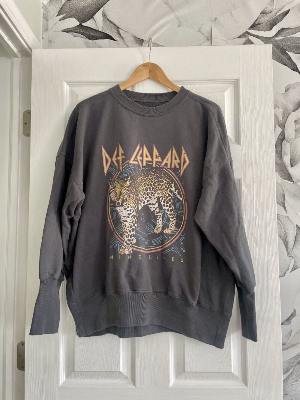 Def Leppard “Nine Lives” Graphic Sweatshirt – Abercrombie Soft A&F Collection L